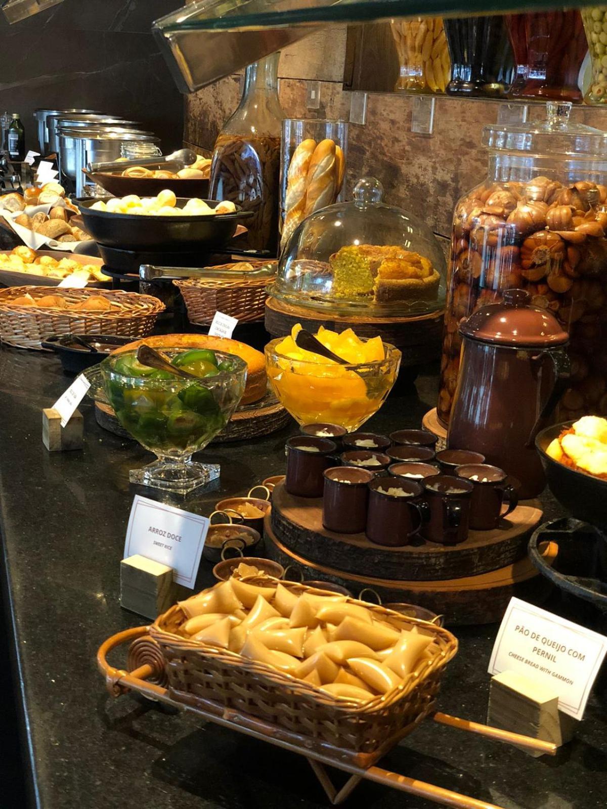 Royal Boutique Savassi Hotel Belo Horizonte Eksteriør bilde A selection of desserts at a buffet