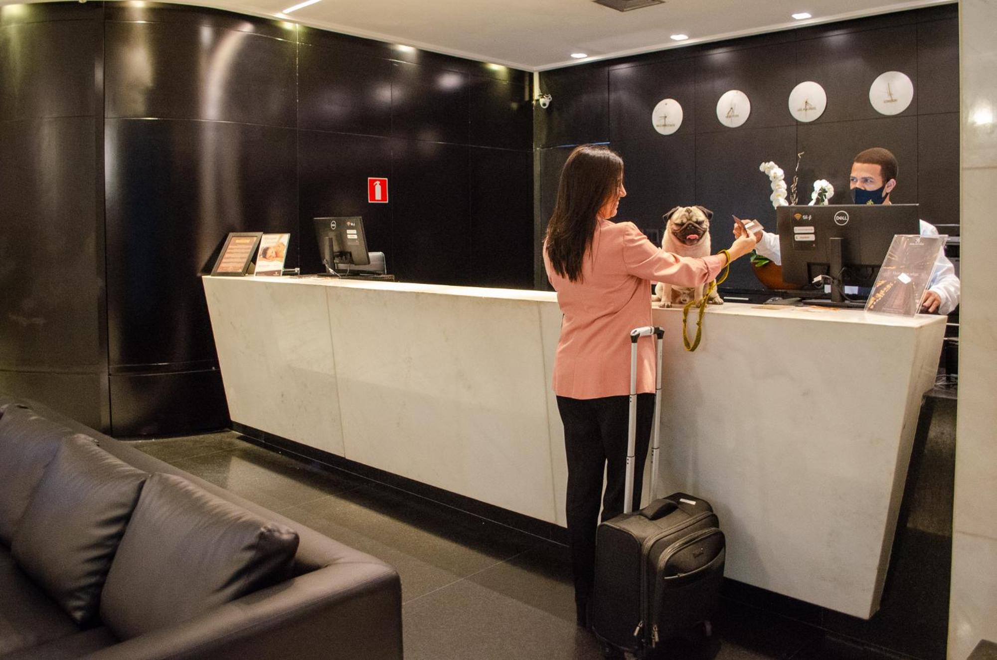 Royal Boutique Savassi Hotel Belo Horizonte Eksteriør bilde A hotel receptionist at work